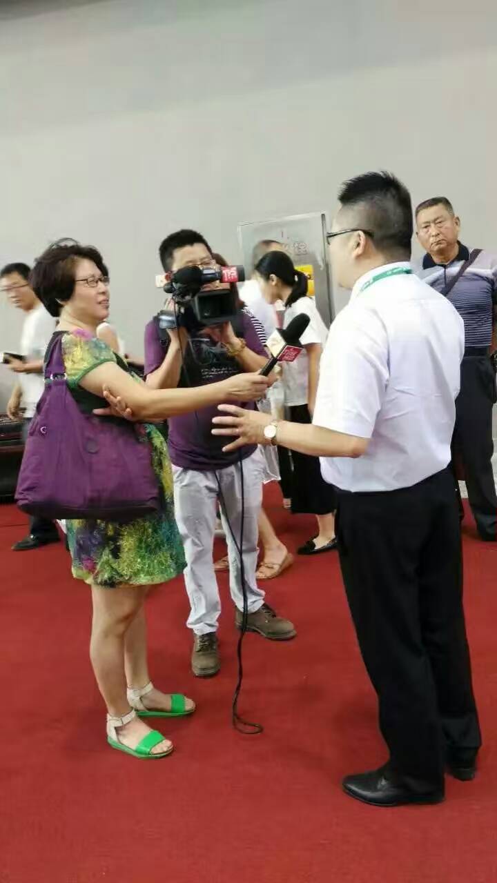 廣東電視台正在采訪伊人直播色版下载化工總經理張總