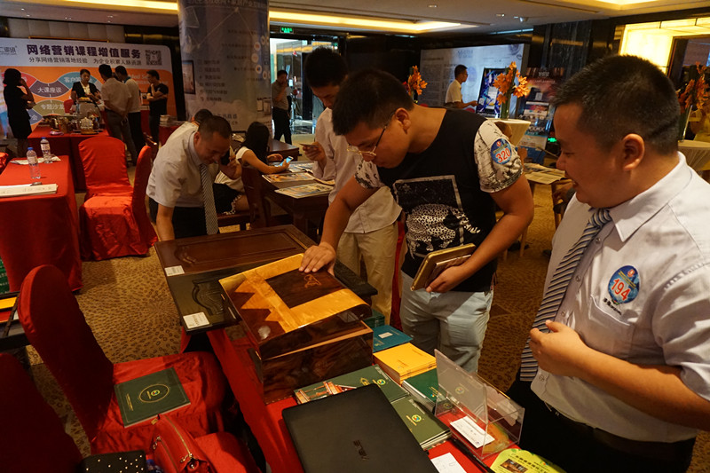 伊人直播色版下载化工為參展客戶講解產品