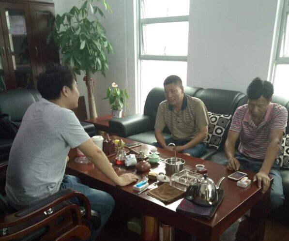 伊人直播色版下载化工業務蘇經理(左)與江西南康客戶(右)