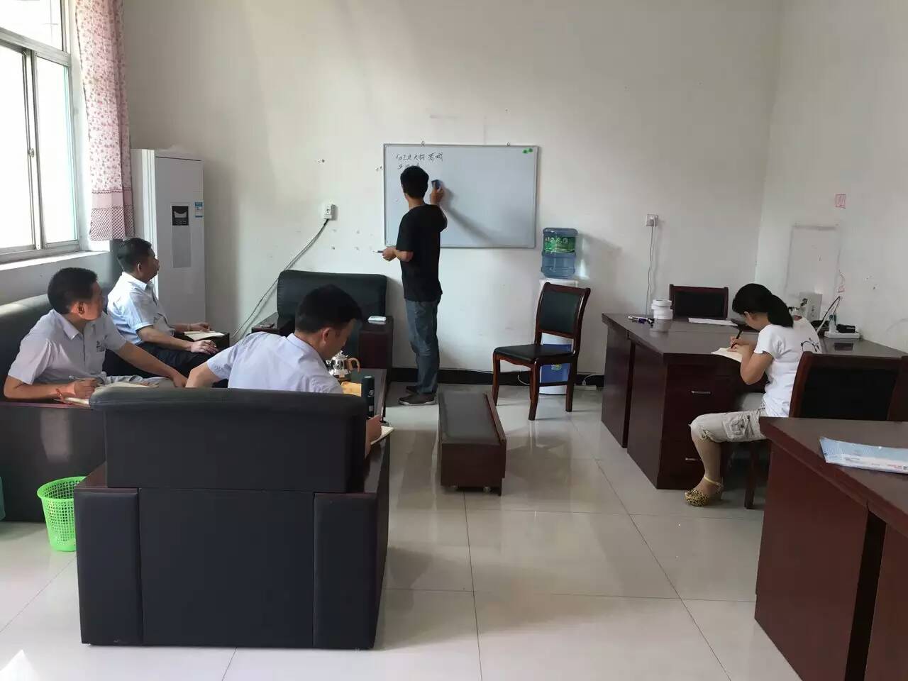 戴老師為伊人直播色版下载外省業務經理進行經銷商服務培訓