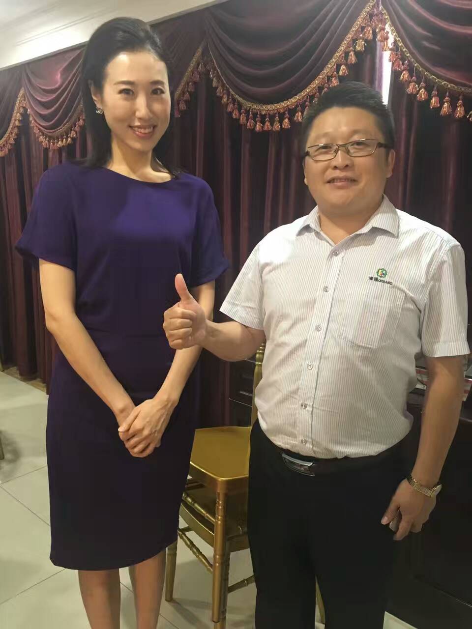 央視主持人夏善鎣（左）和伊人直播色版下载化工總經理張文（右）合影
