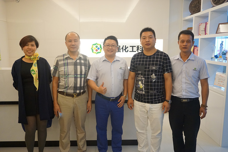 伊人直播色版下载化工張總和湖南商會伊人婷婷视频協會李會長一行人合影