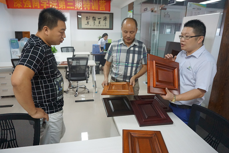 李會長和周理事被伊人直播色版下载水性漆所做的產品效果所吸引