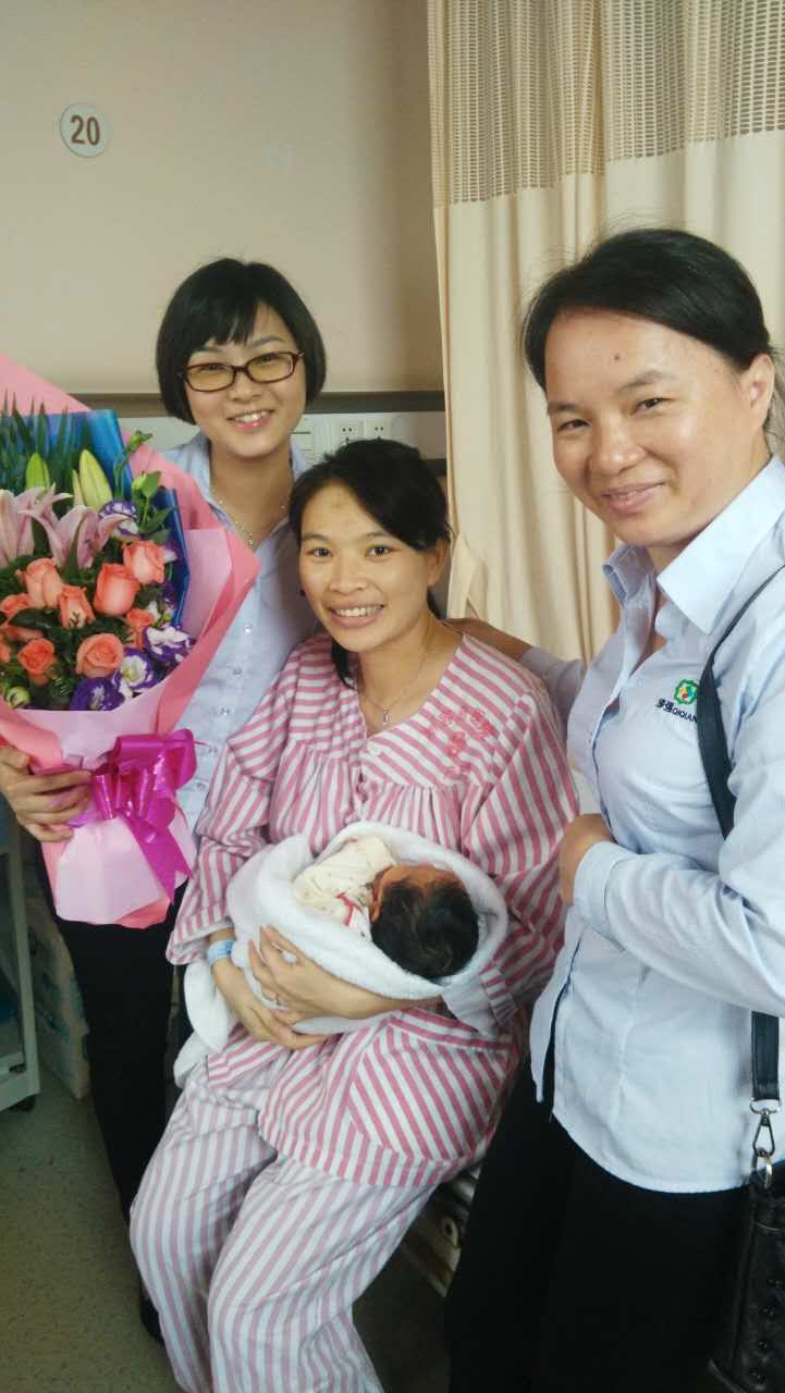 傳遞愛，伊人直播色版下载化工關心員工合影