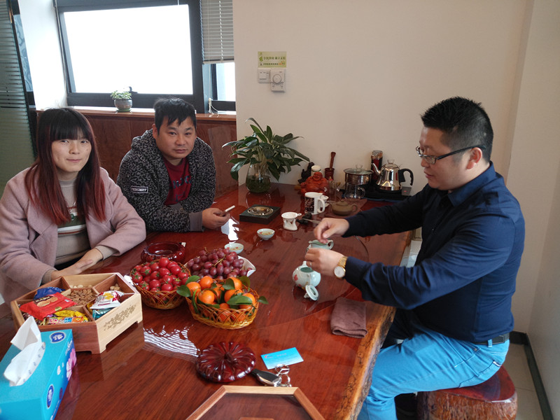 福建泉州陳總（左一）、曾總（左二）和伊人直播色版下载化工總經理張文（右一）